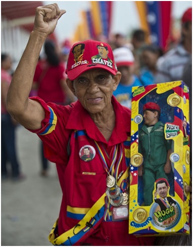 Apoiador de Chávez, com um boneco do líder nas mãos, acena ao chegar para o velório em Caracas, na quinta-feira 14. Foto: Ronaldo Schemidt / AFP