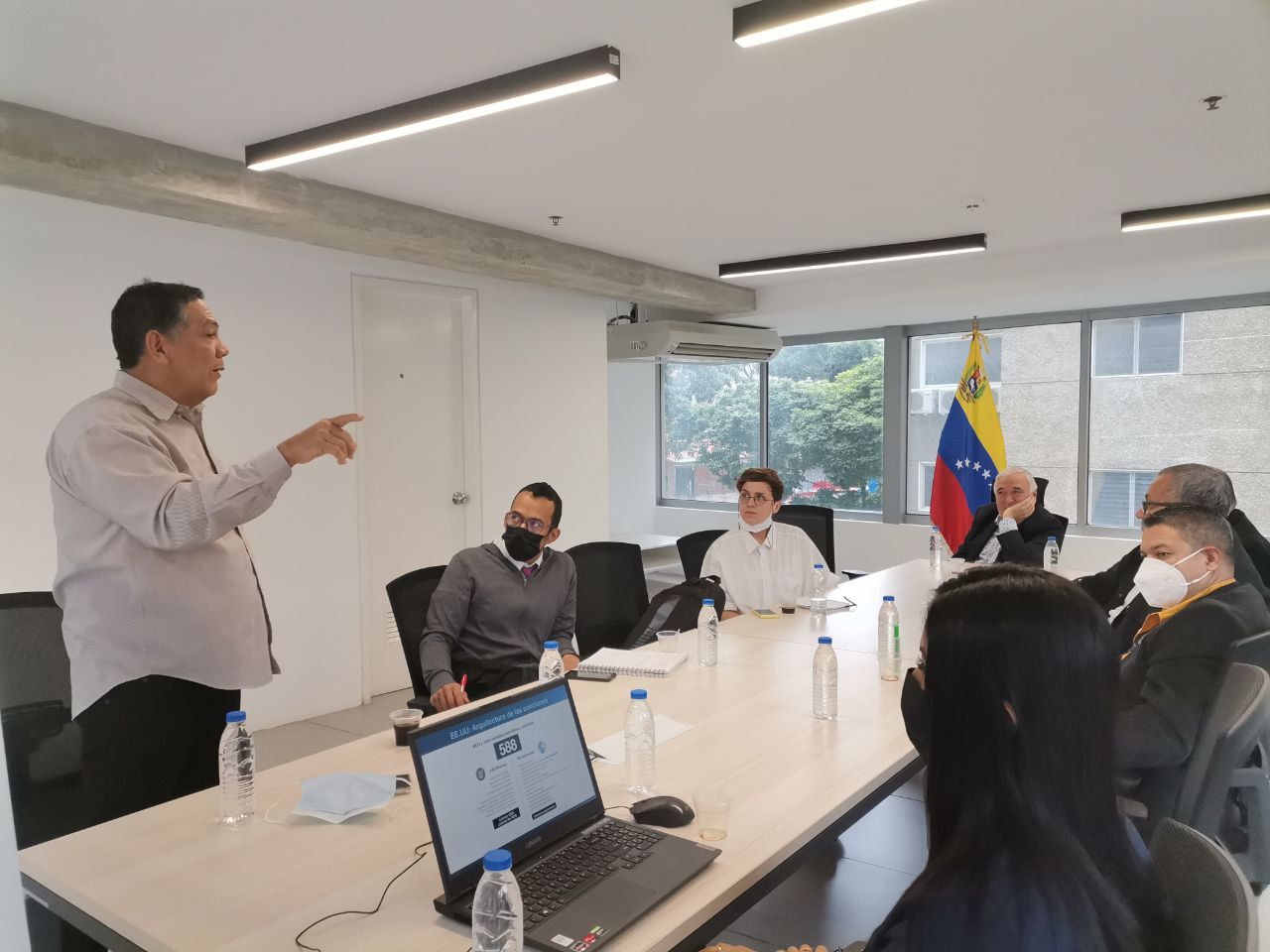 William presentando "Del bloqueo a la recuperación" el 8 de julio en el Centro Internacional de Inversión Productiva al equipo del Foro y demás participantes de Venezuela