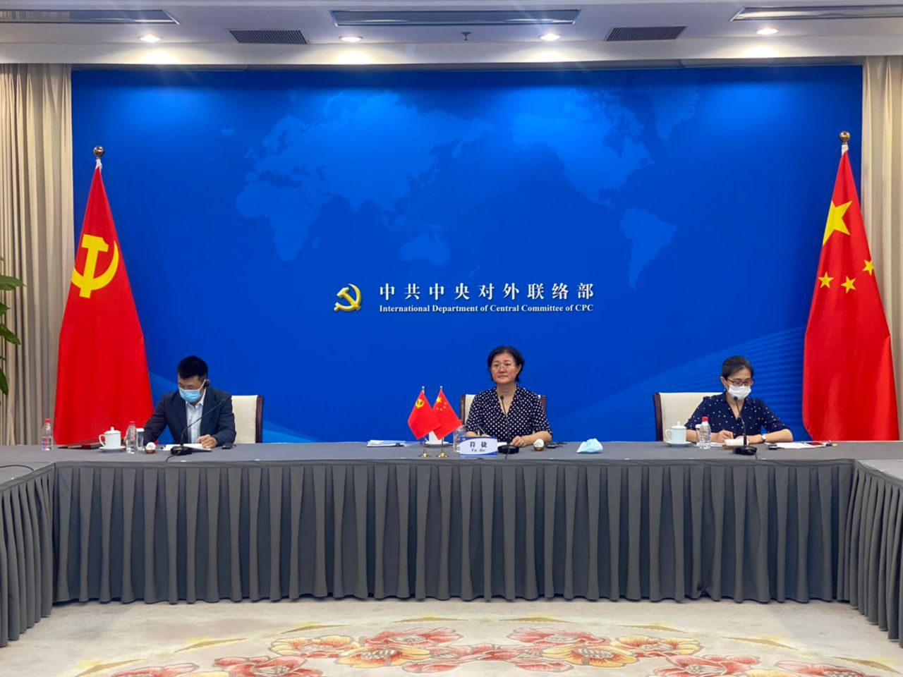 En la imagen, la Sra. Fu Jie, subdirectora general para América Latina y el Caribe del Departamento Internacional del CC del PCCh hace la presentación de la actividad por la parte china