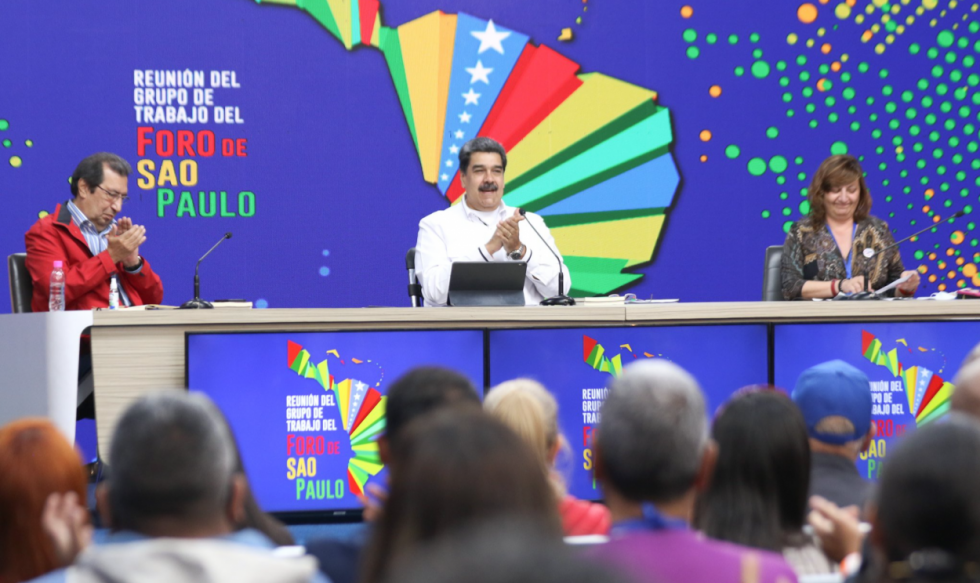 Desde la izquierda: Adán Chávez, Vicepresidente para Asuntos Internacionales del PSUV; el Presidente Nicolás Maduro; y Monica Valente, Secretaria Ejecutiva del Foro.